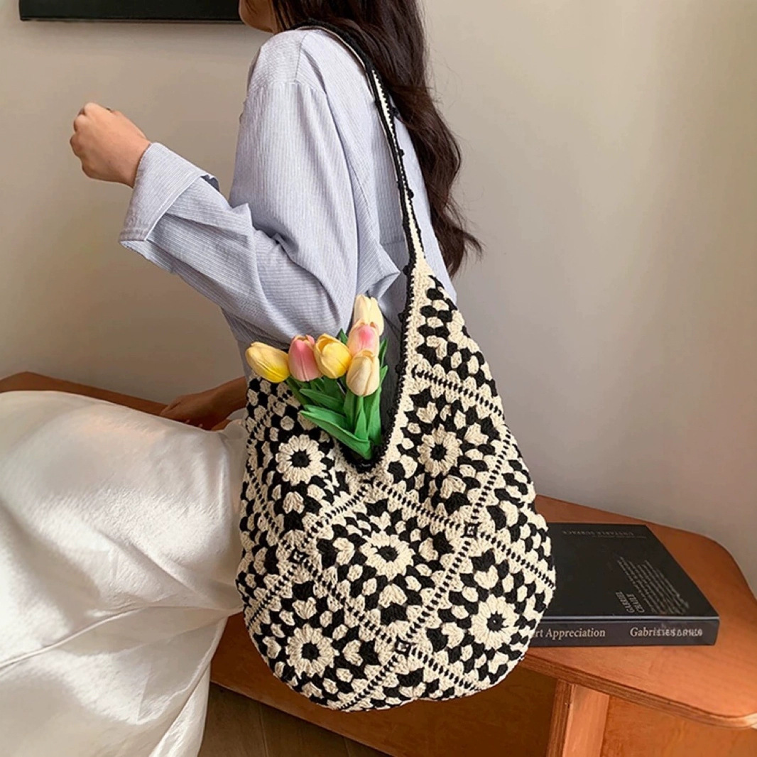 Free shipping designer Artistic Casual Woven Bag for Women 2025 Spring New Beach Vacation Large Capacity Tote Bag Simple Shoulder Bag for Women
