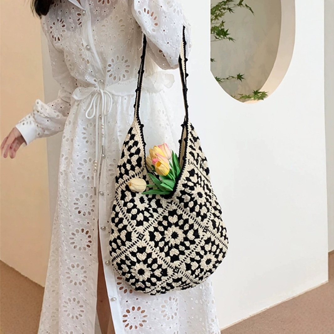 Free shipping designer Artistic Casual Woven Bag for Women 2025 Spring New Beach Vacation Large Capacity Tote Bag Simple Shoulder Bag for Women