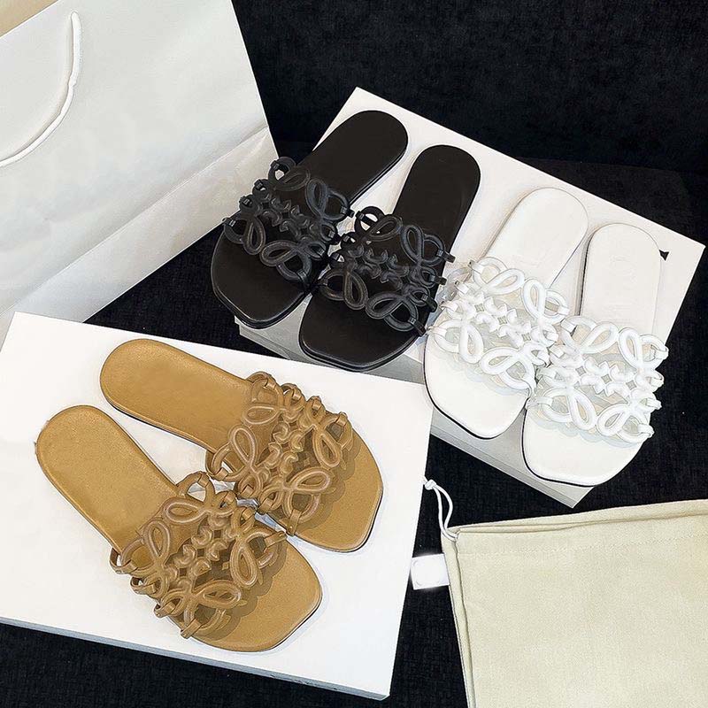 Sandals designer slippers for women summer flat bottomed slippers metal flat ground summer casual belt buckle French retro fashion one-piece sandals for outerwear