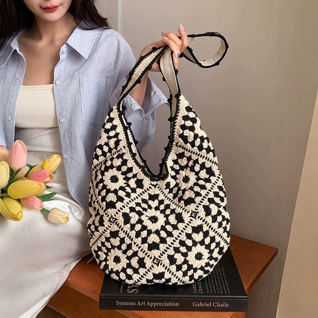Free shipping designer Artistic Casual Woven Bag for Women 2025 Spring New Beach Vacation Large Capacity Tote Bag Simple Shoulder Bag for Women