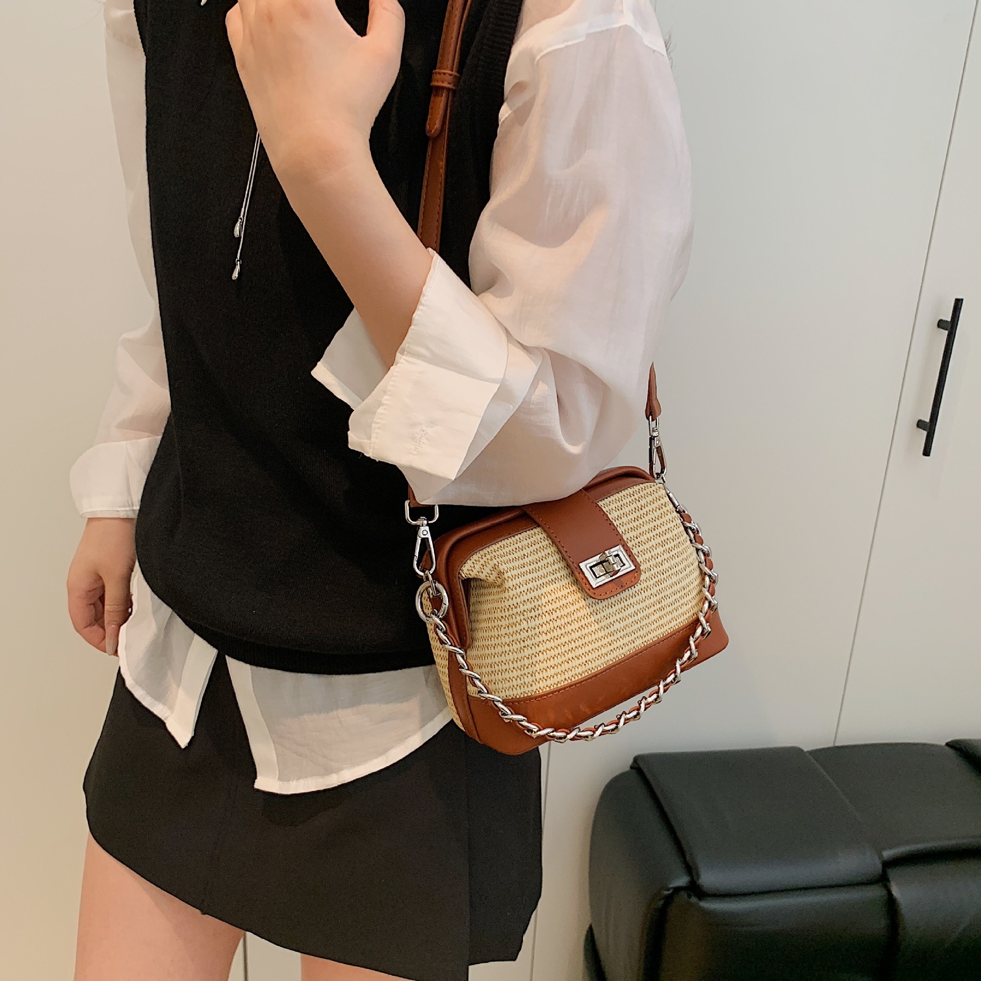 Free Shipping Designer Bag Niche Chain Women's Bag 2025 Summer New Luxury Bag Simple Fashion Lock Doctor Handbag Crossbody Small Bag