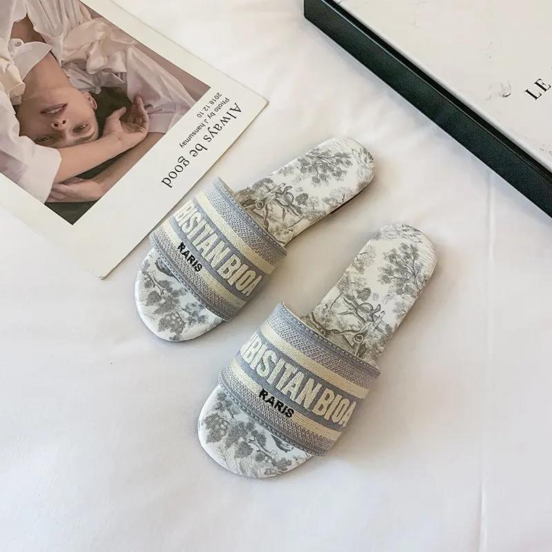 Women slippers sandals Platform slippers Beach Shoes Fashionable Easy-to-wear Style outside flat flip-flops