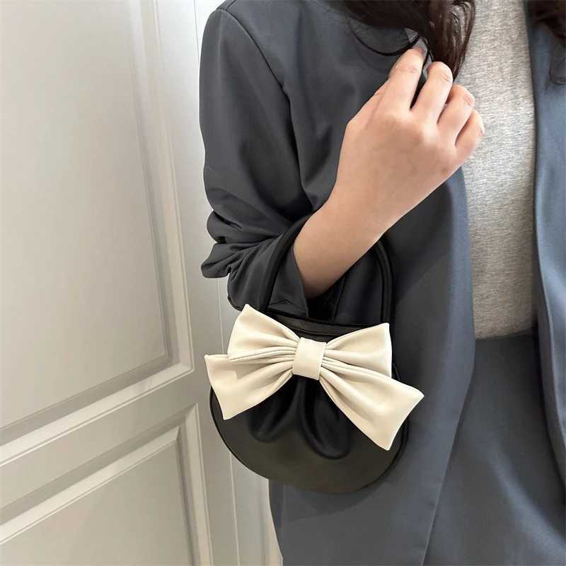 The New Round Handbag for Girls in The Autumn 2025 The Bow Crossbody Bag Is Fashionable and Versatile Pleated Womens Bag Trend XJ250620
