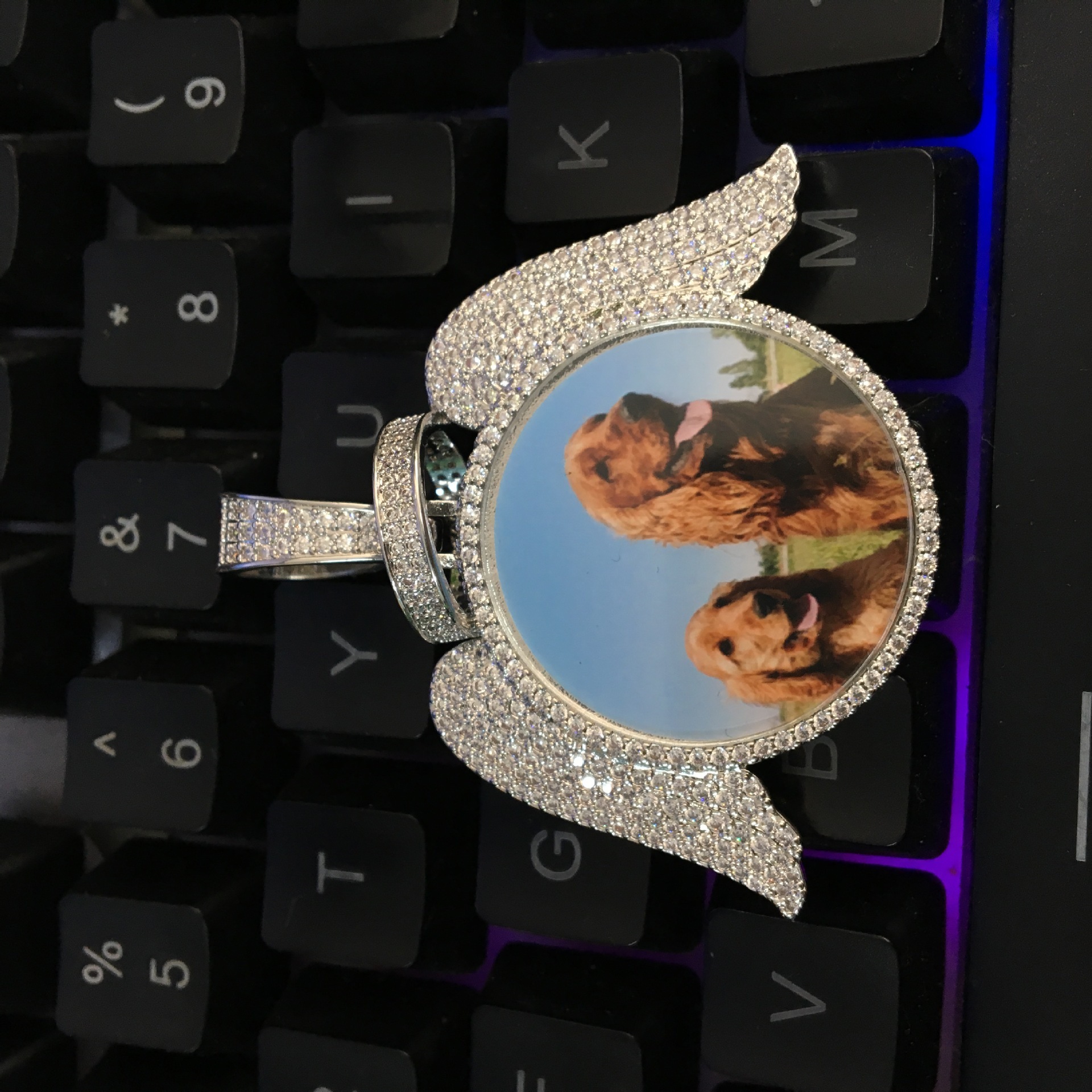 Angel Wings 30mm Circular Memory Photo Frame Pendant Necklace Personalized Diy Picture Hip Hop Creative Design Wolf Tide Rapper Hip Hop Memorial Jewel