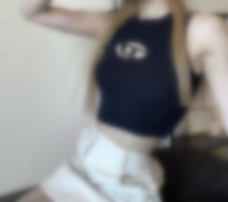 Hollowed-out metal label designer knitted sleeveless vest for women, new slim and slimming hot girl innerwear top, short-sleeved T-shirt