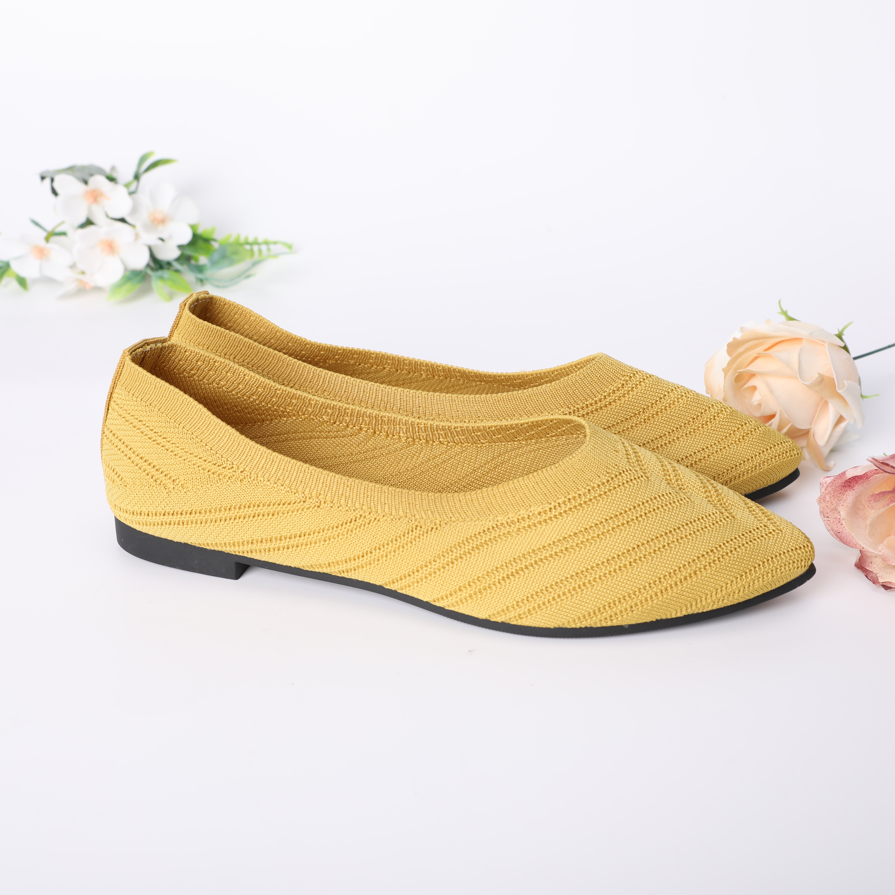 0630-Women's Summer Plus Size Cut-Out Fly-Knit Single Shoes Women's Breathable Soft-soled Pumps are casual and versatile