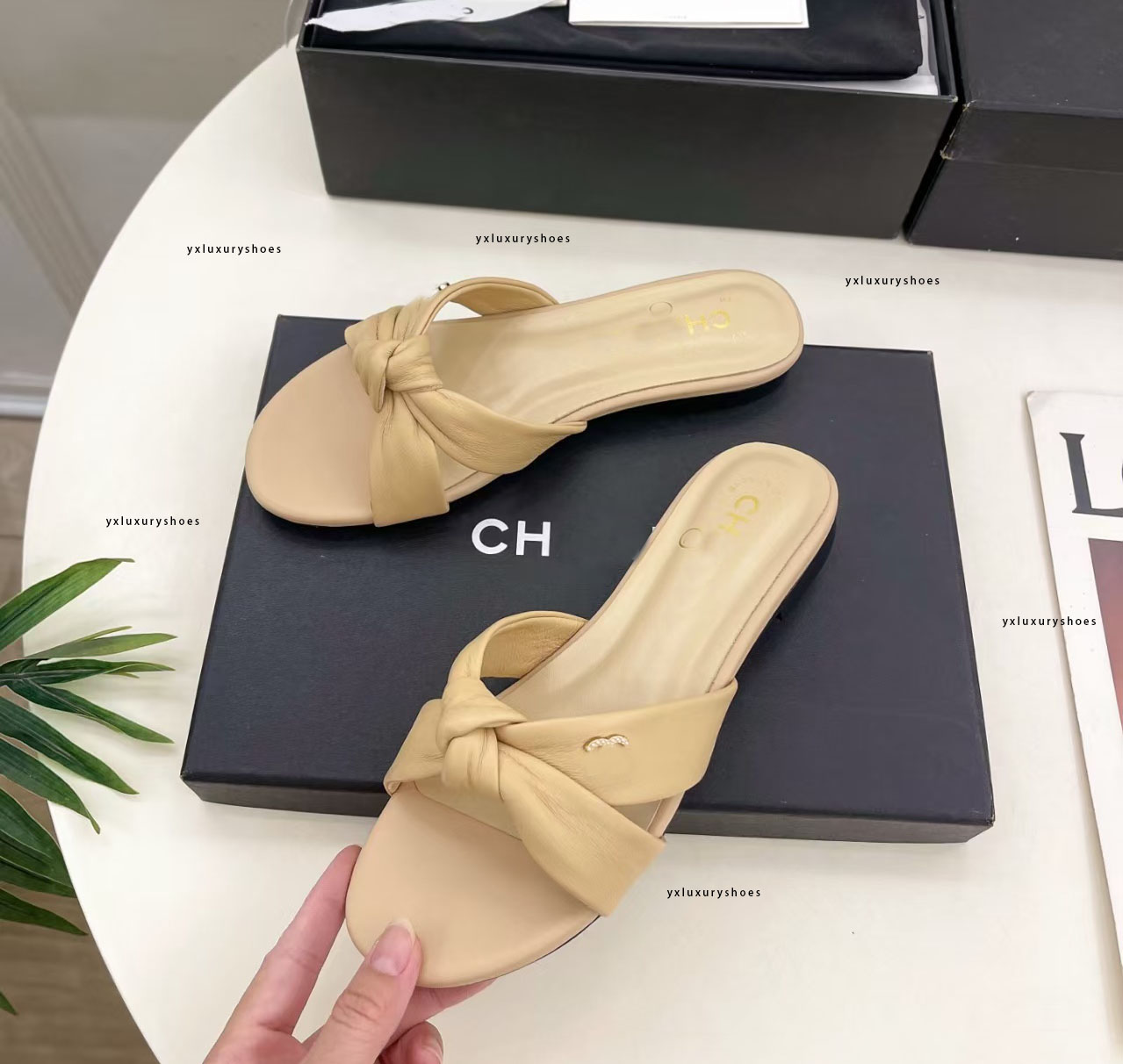 2025 Paris Designer Shoes Summer New Women's wide flat cross fabric CC slippers high-quality luxury sandals women's beach casual slippers