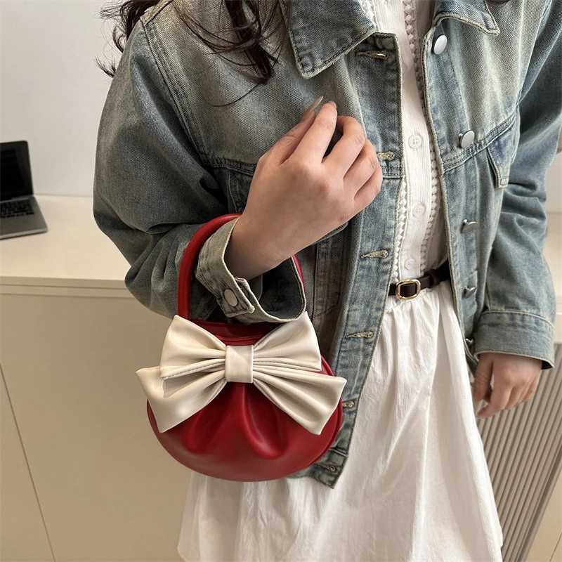 The New Round Handbag for Girls in The Autumn 2025 The Bow Crossbody Bag Is Fashionable and Versatile Pleated Womens Bag Trend XJ250620