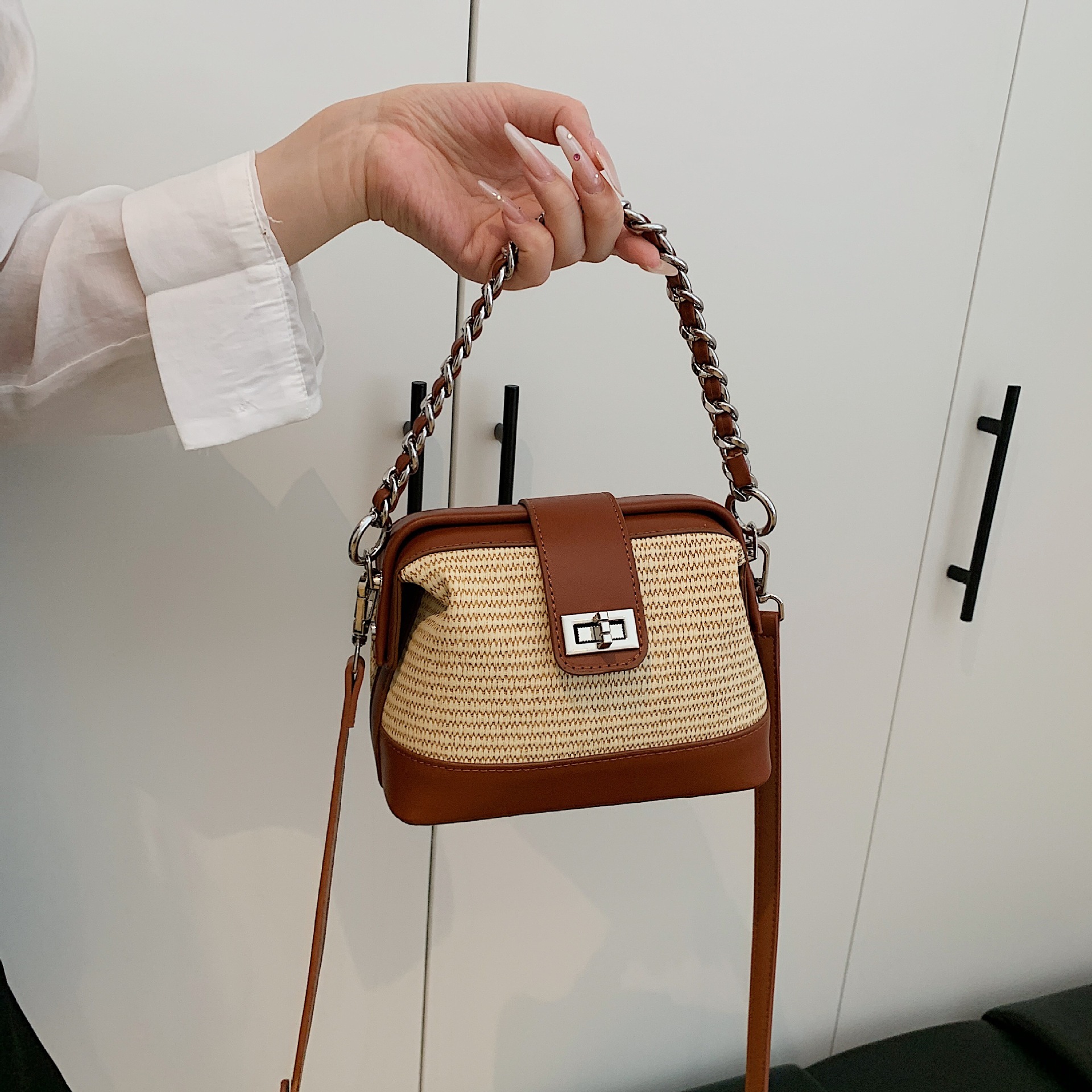 Free Shipping Designer Bag Niche Chain Women's Bag 2025 Summer New Luxury Bag Simple Fashion Lock Doctor Handbag Crossbody Small Bag