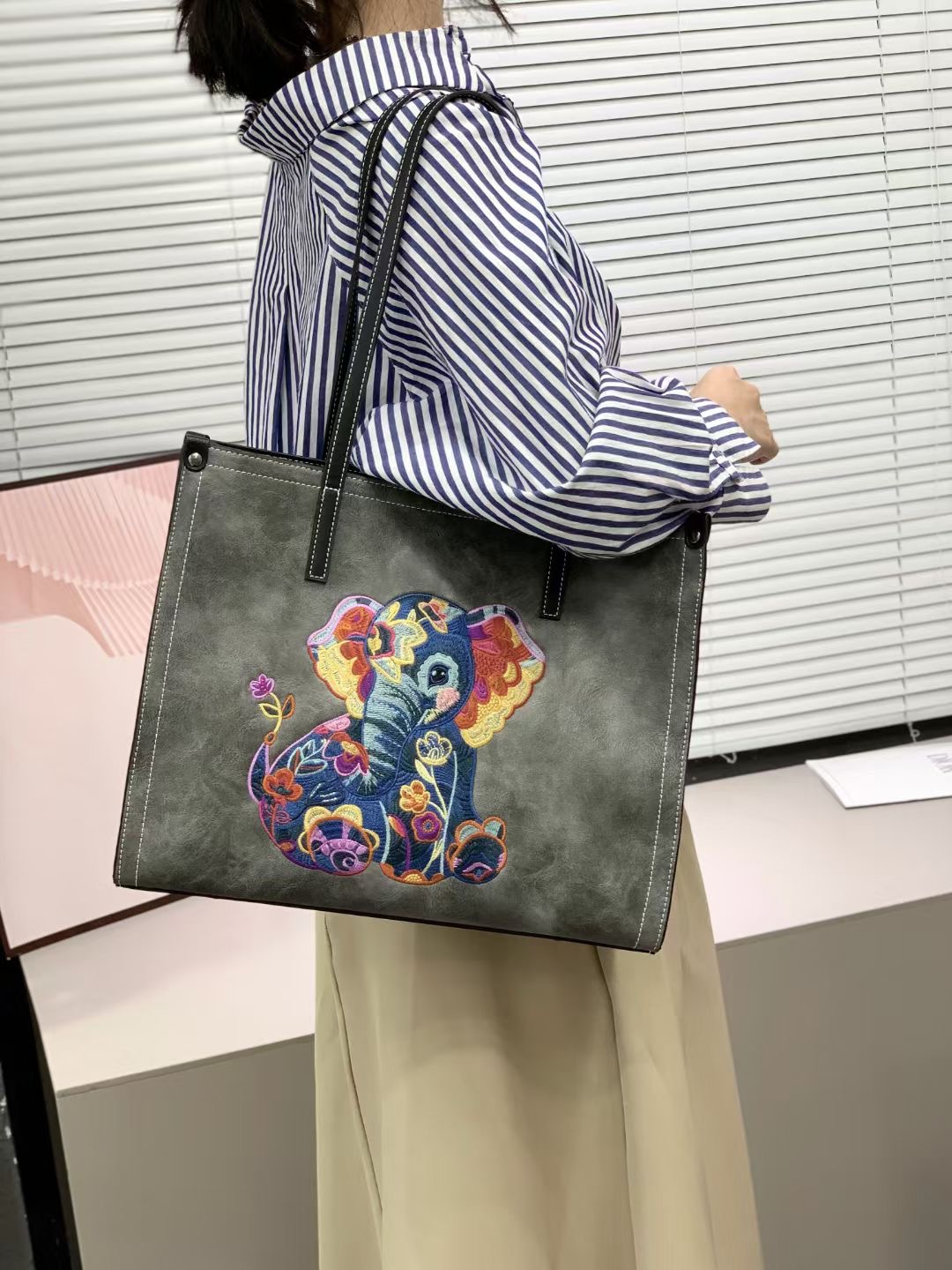 8785 Chinese Floral - Embroidered Handbags designer bag Support customization