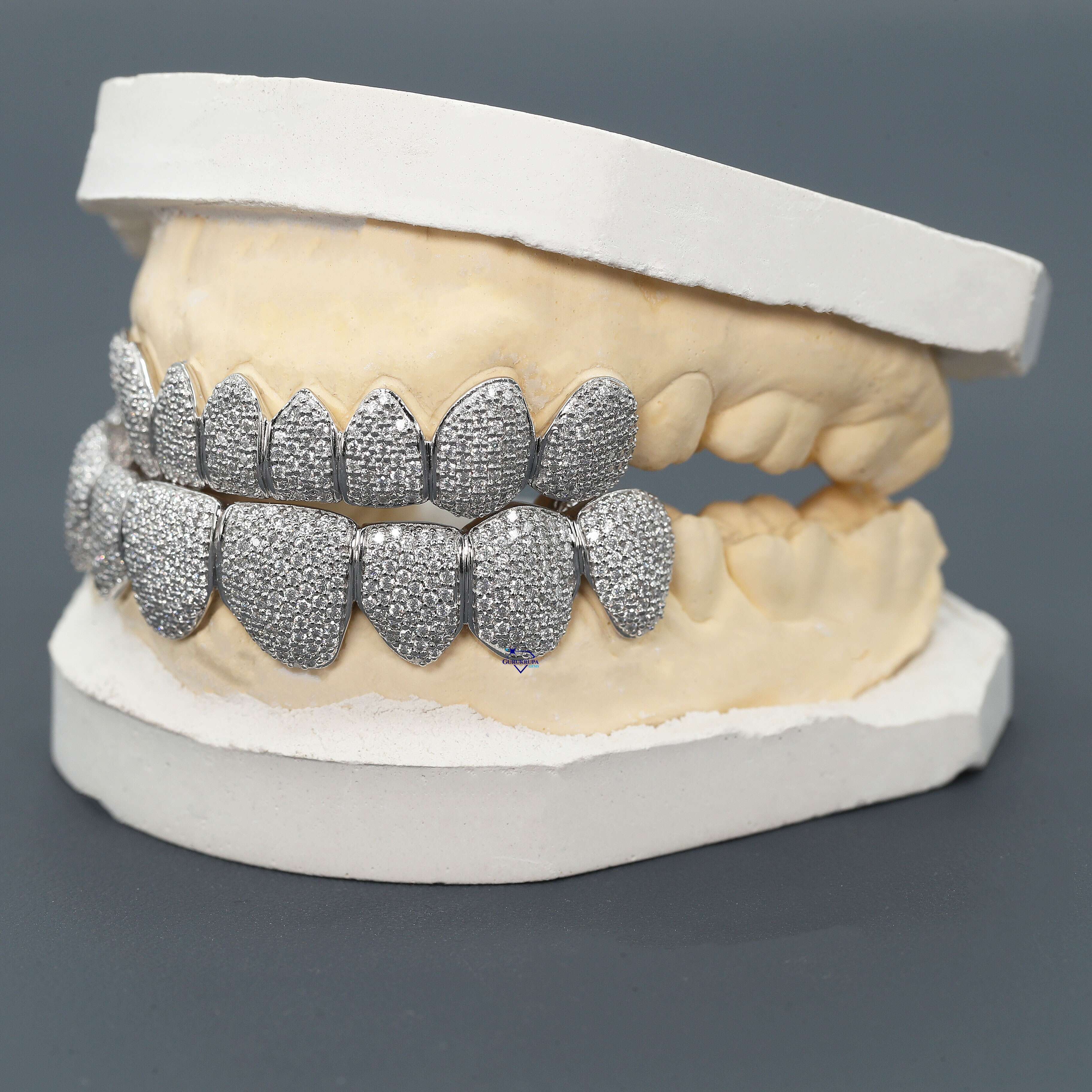 Fully Moissanite Round Brilliant Cut Vvs Clarity Diamond Iced Out Hip Hop Luxurious Custom Grills in 14 Kt White Gold