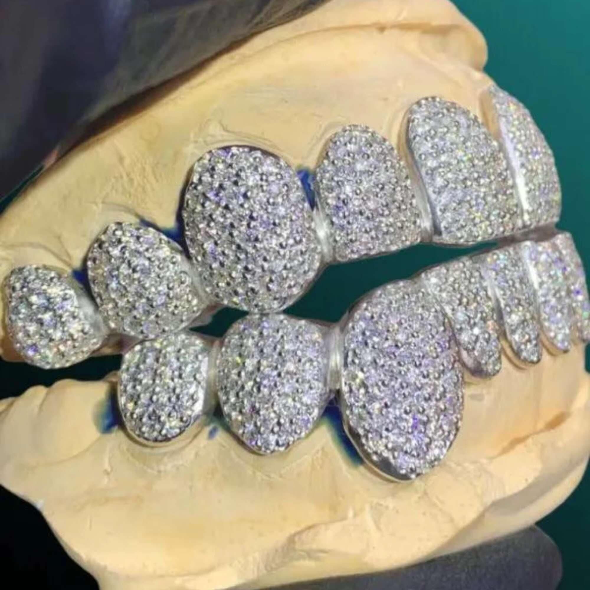 Best Price for Custom 925 Sterling Silver Hip Hop Teeth Grillz Iced Out Moissanite Diamond Jewelry with Gold Accents