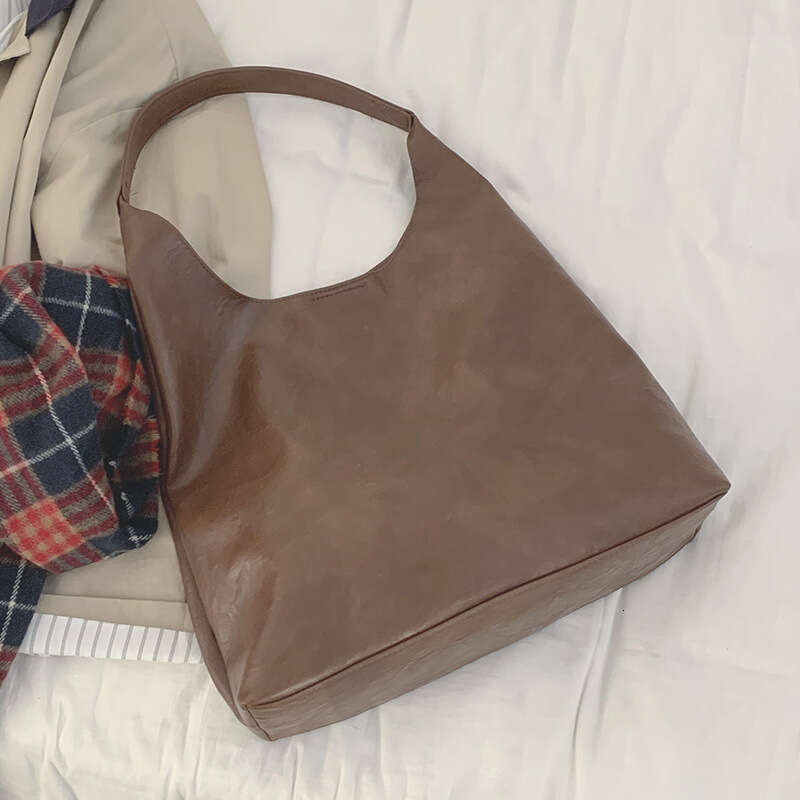 designer bag Autumn Simple Large Capacity High-end Underarm for Women 2023 New Soft Surface Tote Commuter Shoulder Bag