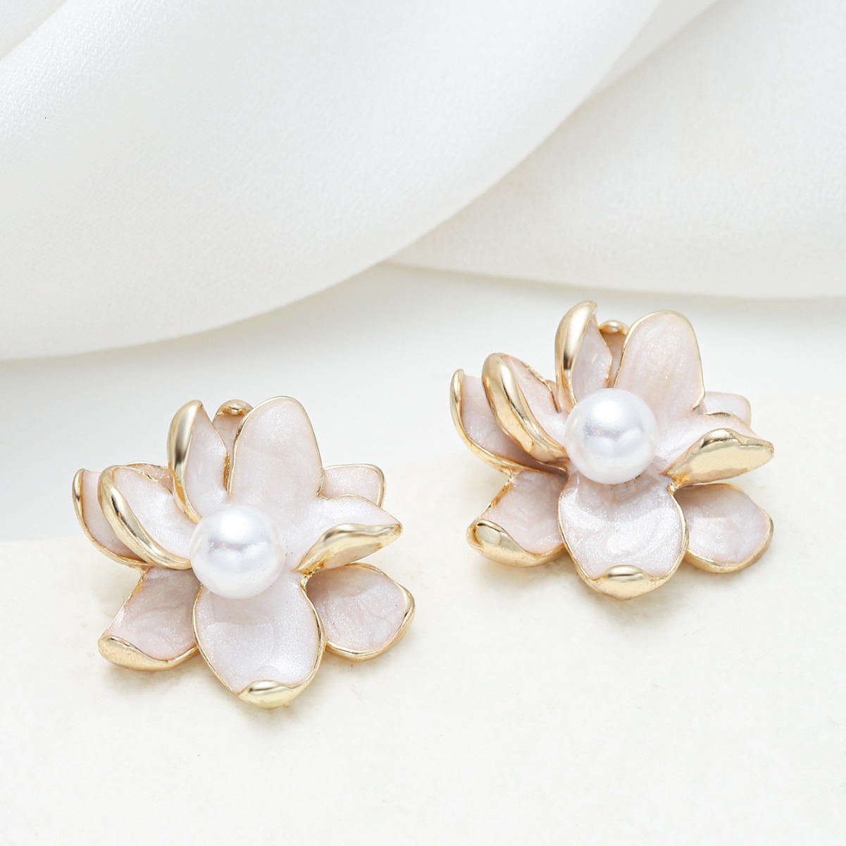 Style Flower Stud Unique Stamen Design Inlaid Pearl Earrings Light Ear Jewelry