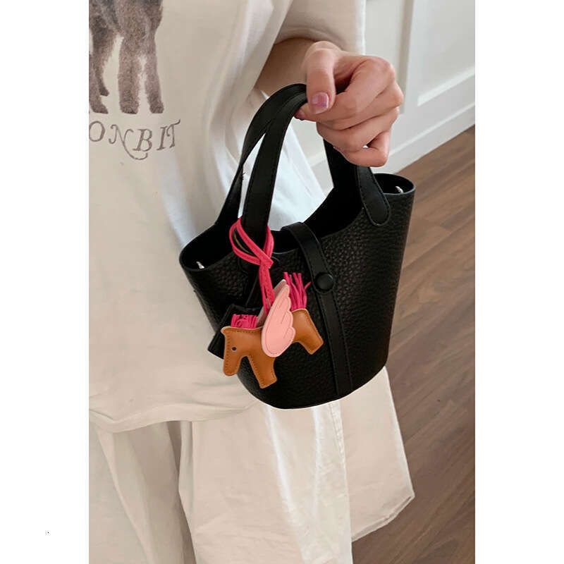 designer bag Spring Basket Handbag for Women 2025 New Niche Fashion Bucket Versatile Commuter Casual Crossbody Bag