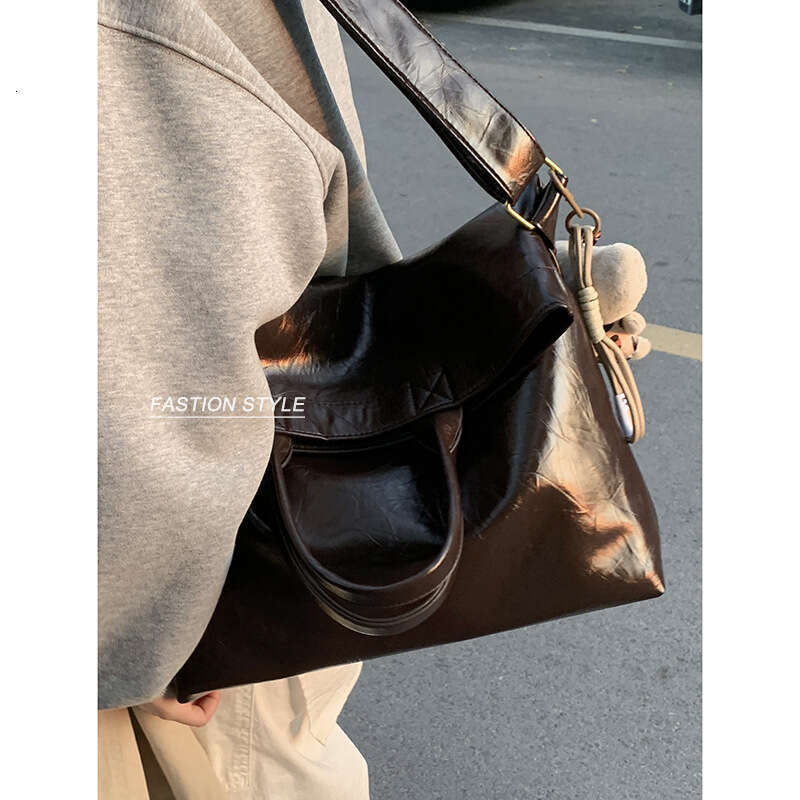 designer bag Autumn Large Capacity Wide Strap Crossbody for Women 2024 New Niche Tote Single Shoulder Commuter Bag
