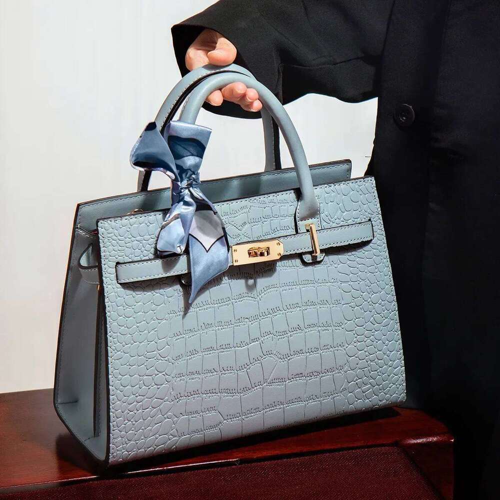 Designer bag 2025 Fashionable Crocodile Pattern Handbag Soft Polyester Lining Zipper Closure Women's Stylish Mommy Tote Bag Trendy Middle-Aged Lu