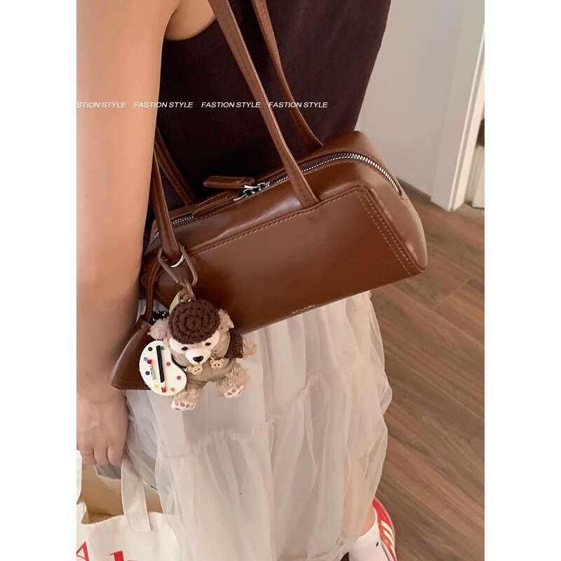 Niche designer bag Underarm for Women 2024 New Simple Handheld Bowling Versatile Shoulder Commuter Bag