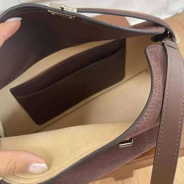 Large Capacity Fashionable Neutral Minimalist Style Genuine Leather Shoulder Bag With Internal Layer Polyester Lining