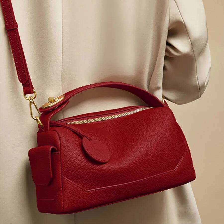Vintage Red Pillow Women's New Niche Designer Single Shoulder Crossbody Bag Premium Hundred Commuter Tote Bags