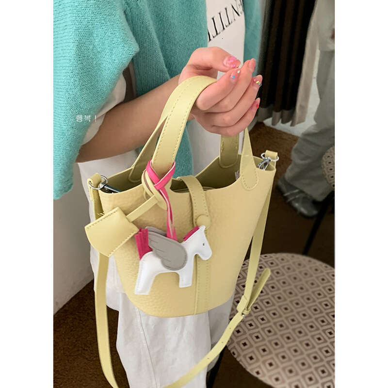 designer bag Spring Basket Handbag for Women 2025 New Niche Fashion Bucket Versatile Commuter Casual Crossbody Bag