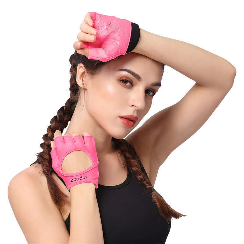 New fitness gloves semi-finger anti-slip ladies' sports gloves are breathable.