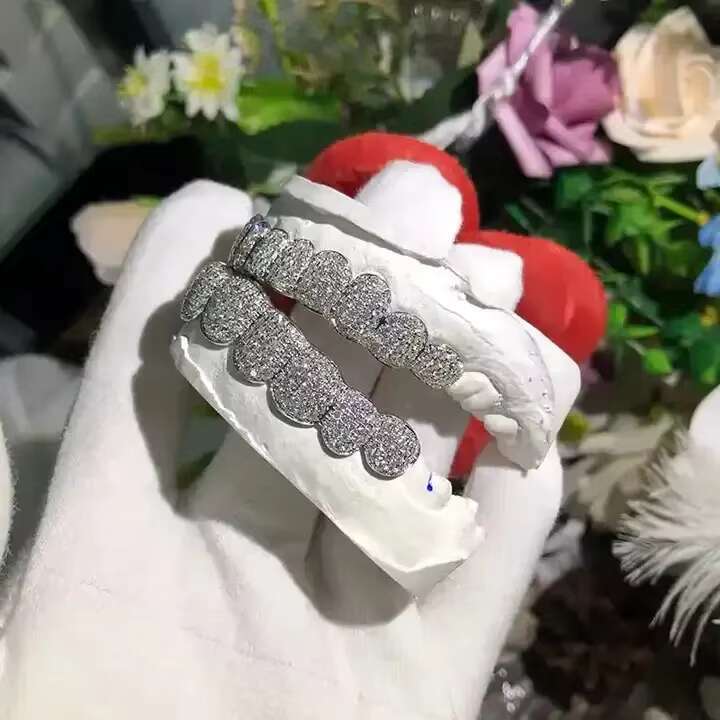 925 Sterling Silver Customized Vvs Moissanite Round Brilliant Cut Vvs Clarity Diamond Iced Out Tooth Grillz for Men Women