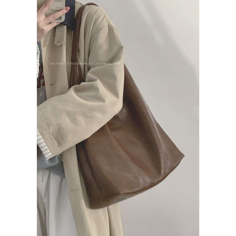 designer bag Autumn Simple Large Capacity High-end Underarm for Women 2023 New Soft Surface Tote Commuter Shoulder Bag