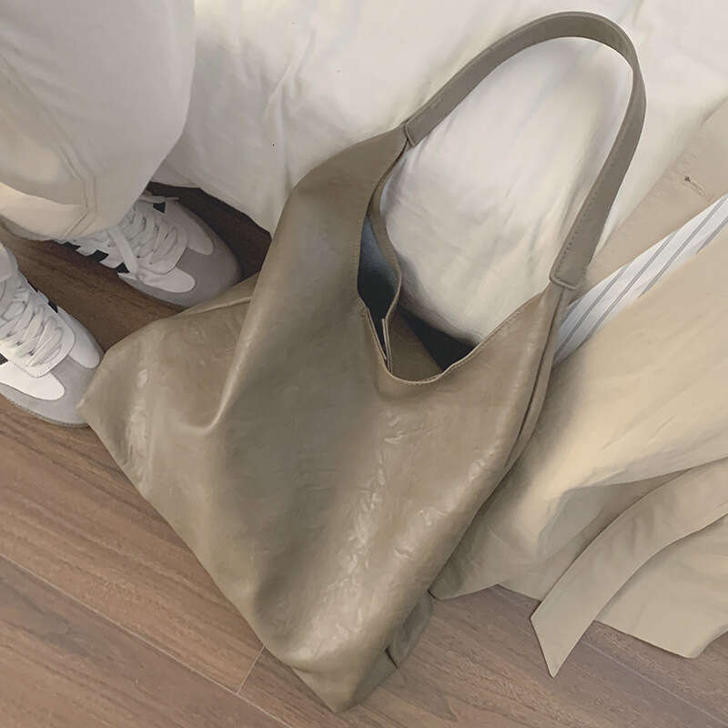 designer bag Autumn Simple Large Capacity High-end Underarm for Women 2023 New Soft Surface Tote Commuter Shoulder Bag