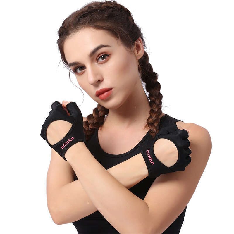New fitness gloves semi-finger anti-slip ladies' sports gloves are breathable.