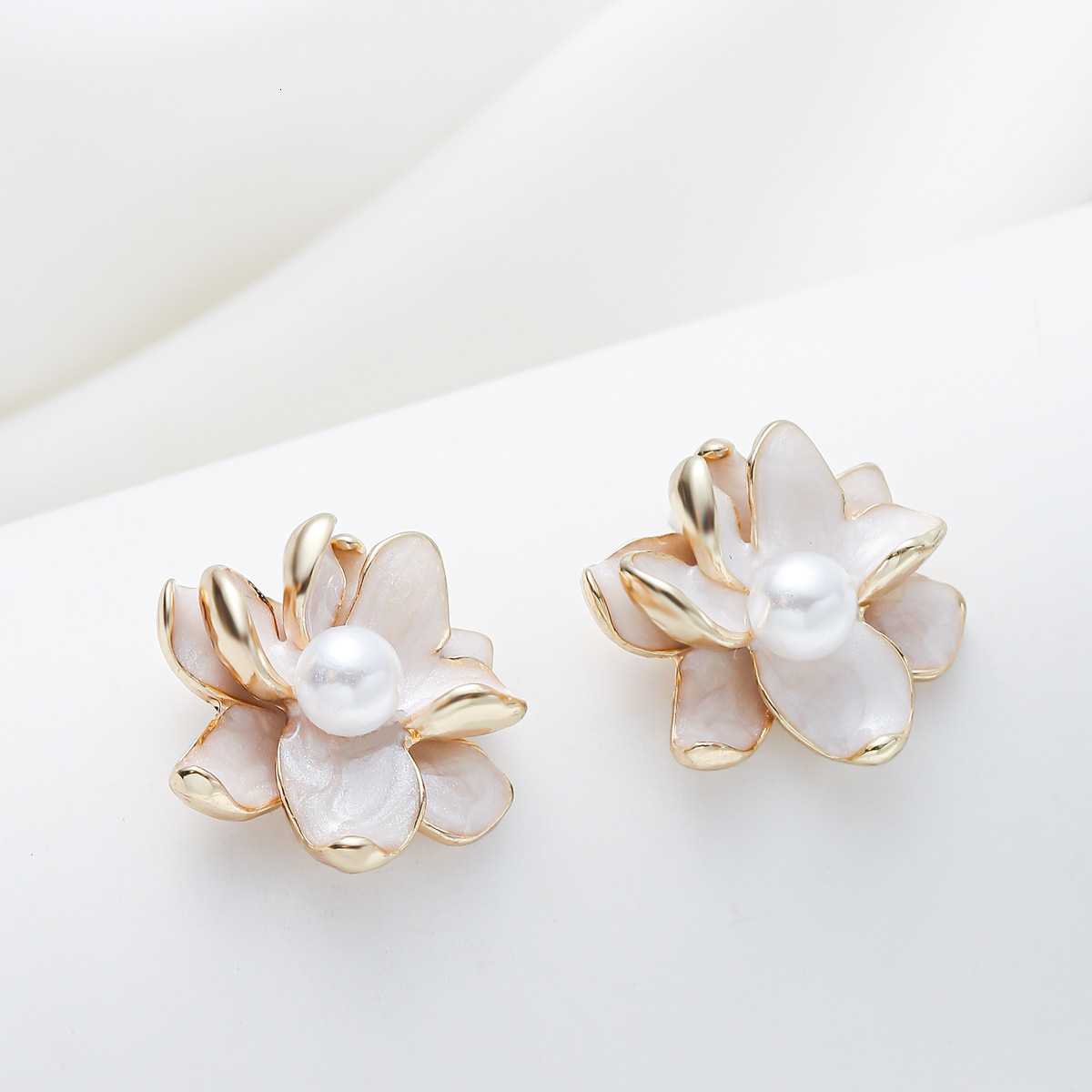 Style Flower Stud Unique Stamen Design Inlaid Pearl Earrings Light Ear Jewelry