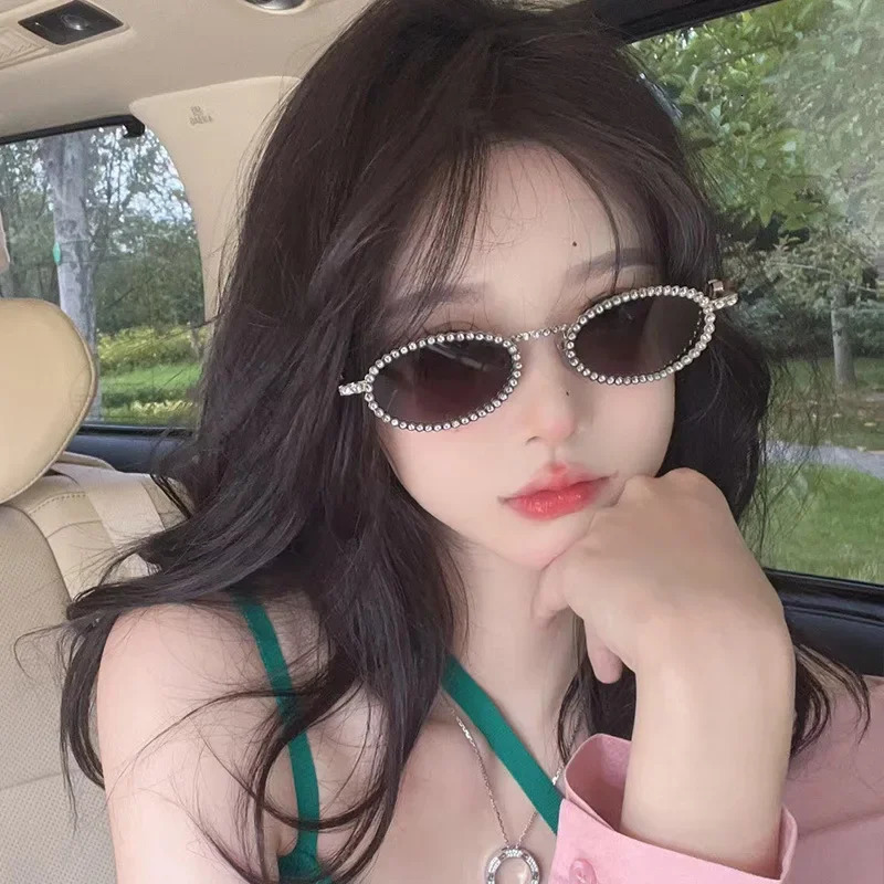 Fashion Cool Female Full Diamond Oval Frame Sunglasses Female Girls Metal Temple Lady Wear Sun Glasses for Women Girls 250617