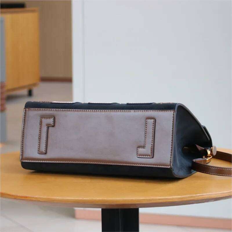2025 New Women's Fashion Niche Design Light Large Capacity Commuter Handbag Single Shoulder Tote Bag