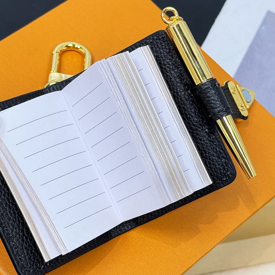 Luxury Designer Mini NoteBook Pendant Keychain Men Women Notebook Diary Agendas Protective Case Card Passport Holder Wallet Desktop Notepad Covers Keychains