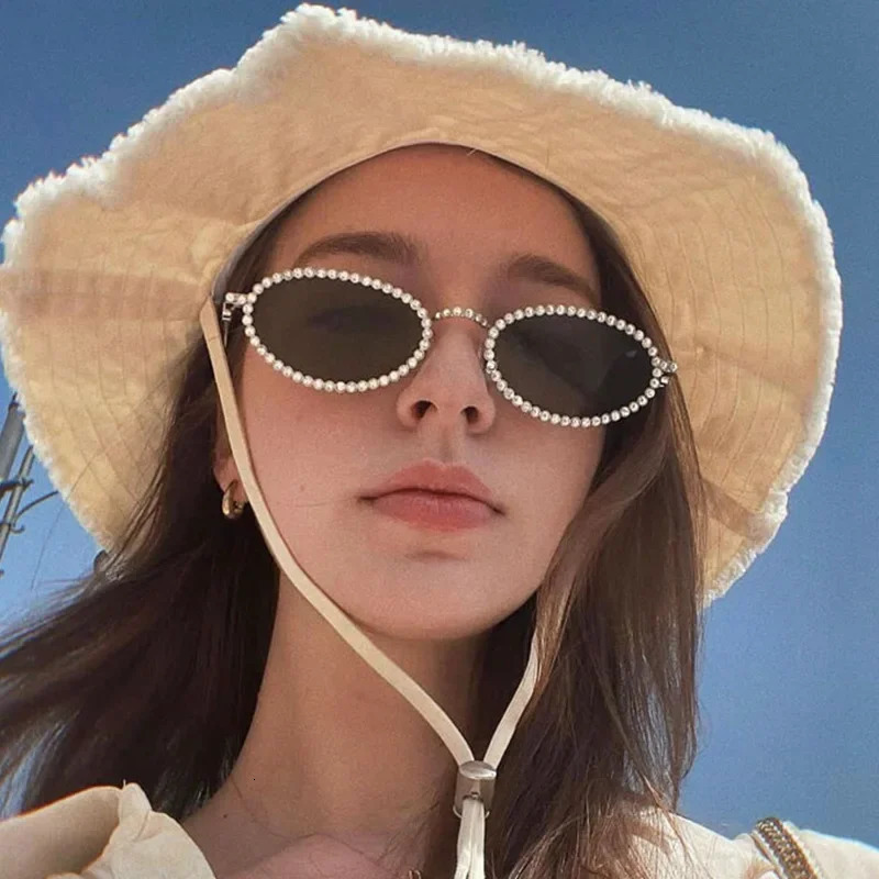 Fashion Cool Female Full Diamond Oval Frame Sunglasses Female Girls Metal Temple Lady Wear Sun Glasses for Women Girls 250617