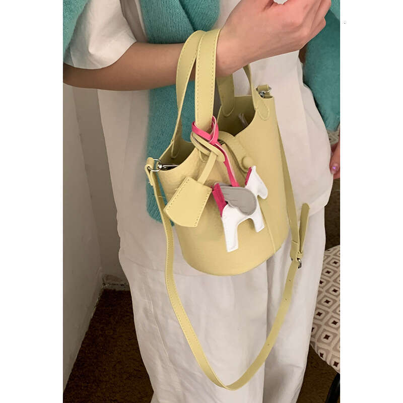 designer bag Spring Basket Handbag for Women 2025 New Niche Fashion Bucket Versatile Commuter Casual Crossbody Bag