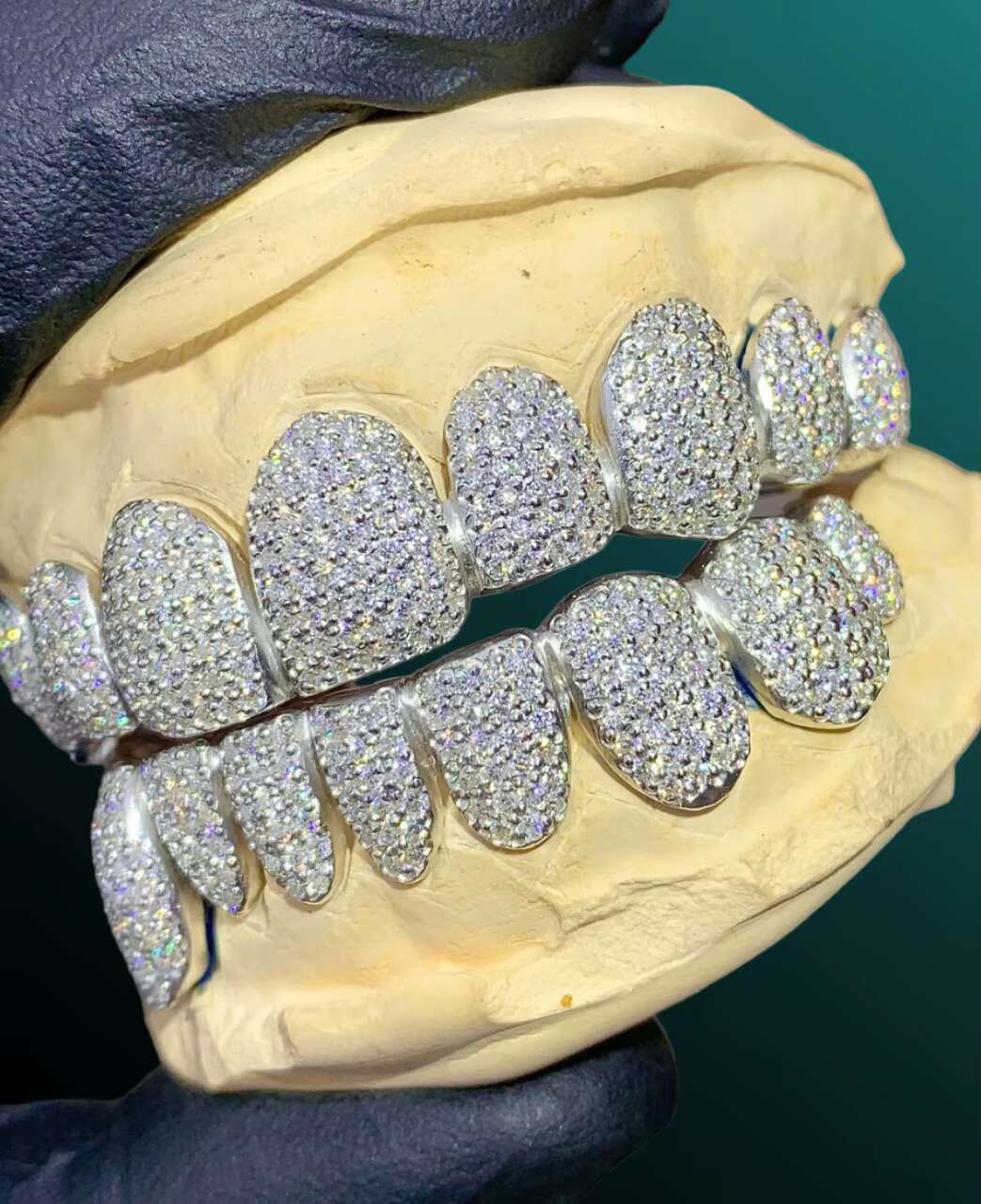 Best Price for Custom 925 Sterling Silver Hip Hop Teeth Grillz Iced Out Moissanite Diamond Jewelry with Gold Accents