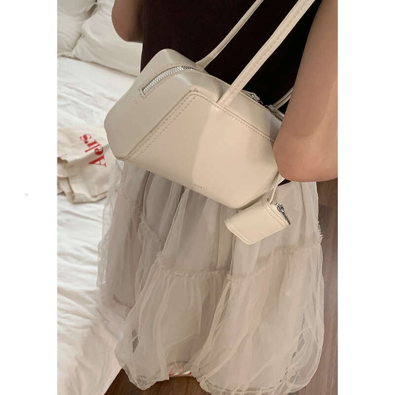 Niche designer bag Underarm for Women 2024 New Simple Handheld Bowling Versatile Shoulder Commuter Bag