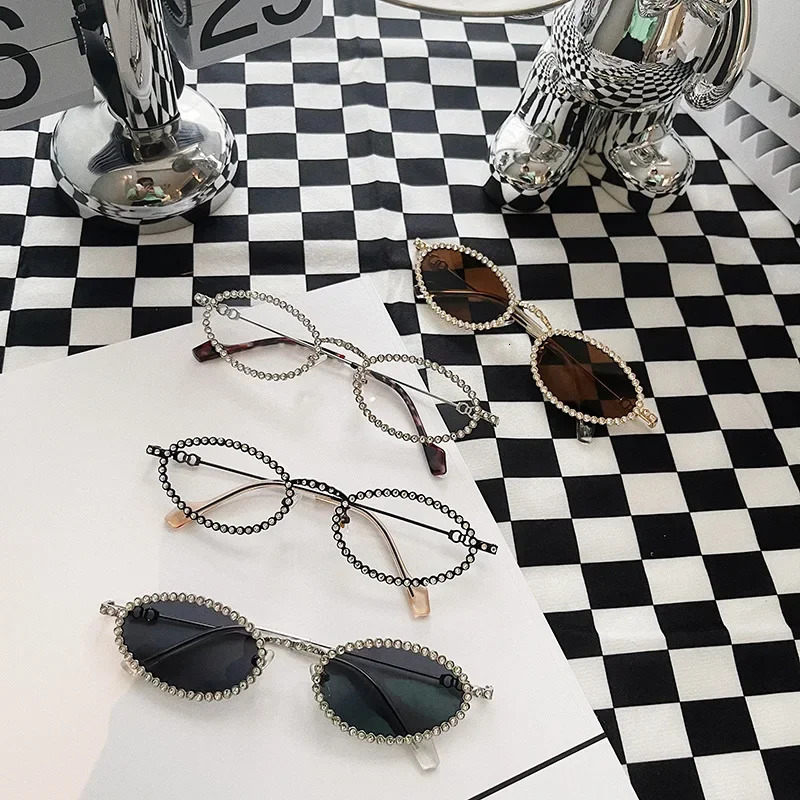 Fashion Cool Female Full Diamond Oval Frame Sunglasses Female Girls Metal Temple Lady Wear Sun Glasses for Women Girls 250617