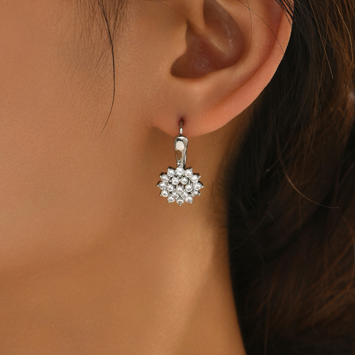 Fashion Moissanite Style For Women With Zircon Inlay Suower Snowflake Earrings Light High-End Sense Ear Jewelry