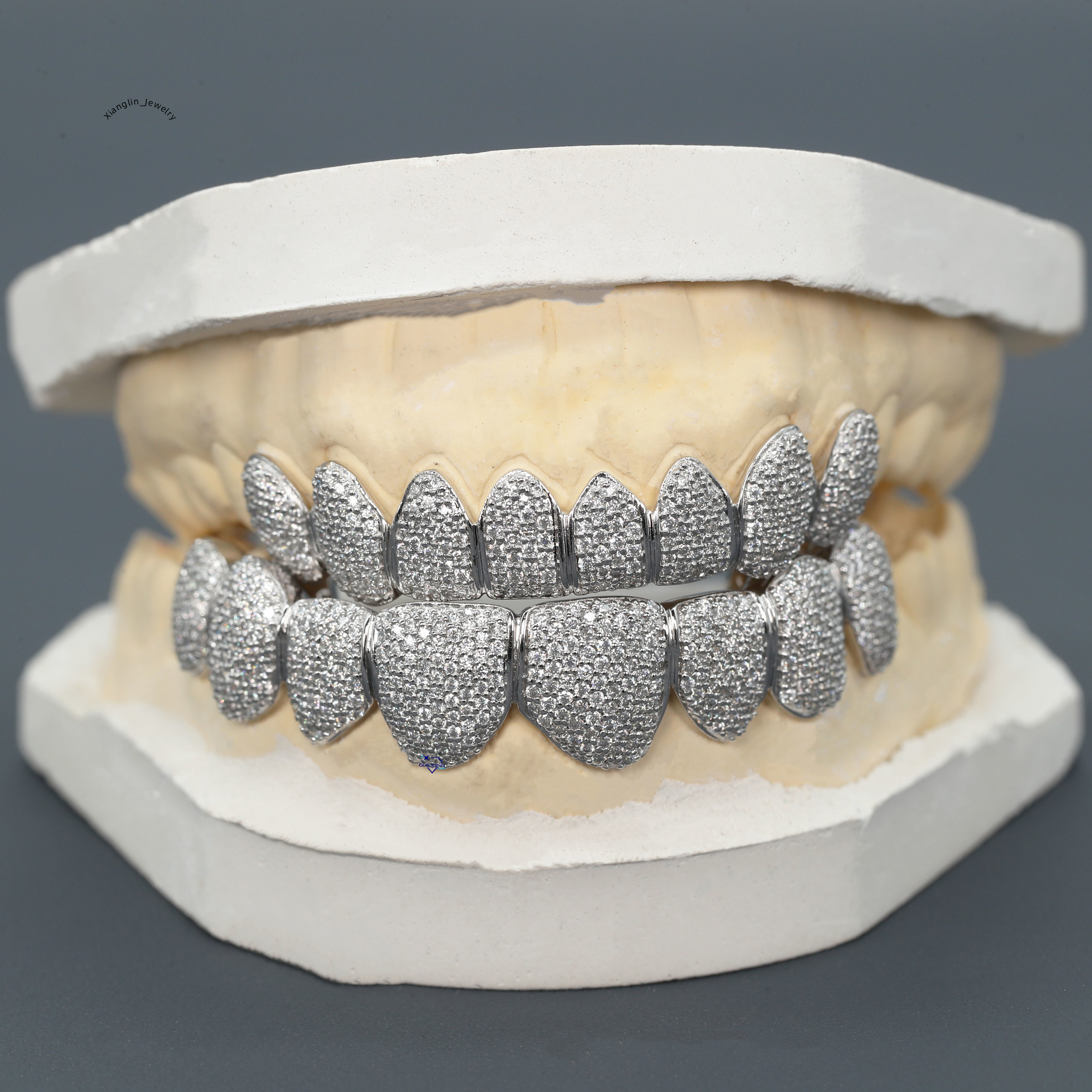 Fully Moissanite Round Brilliant Cut Vvs Clarity Diamond Iced Out Hip Hop Luxurious Custom Grills in 14 Kt White Gold