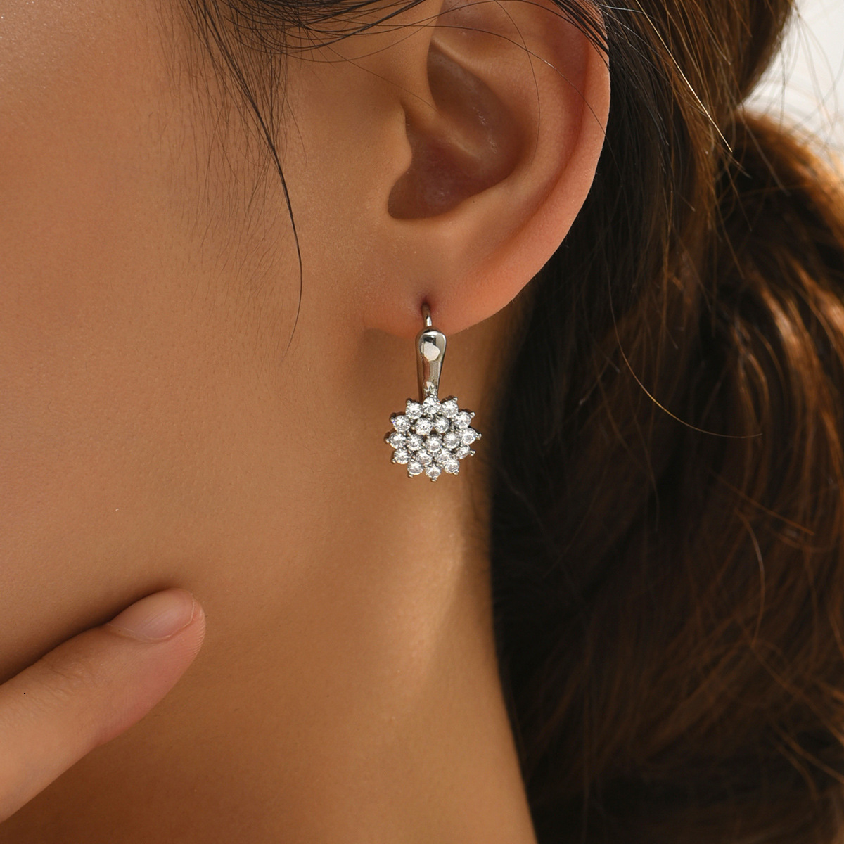 Fashion Moissanite Style For Women With Zircon Inlay Suower Snowflake Earrings Light High-End Sense Ear Jewelry