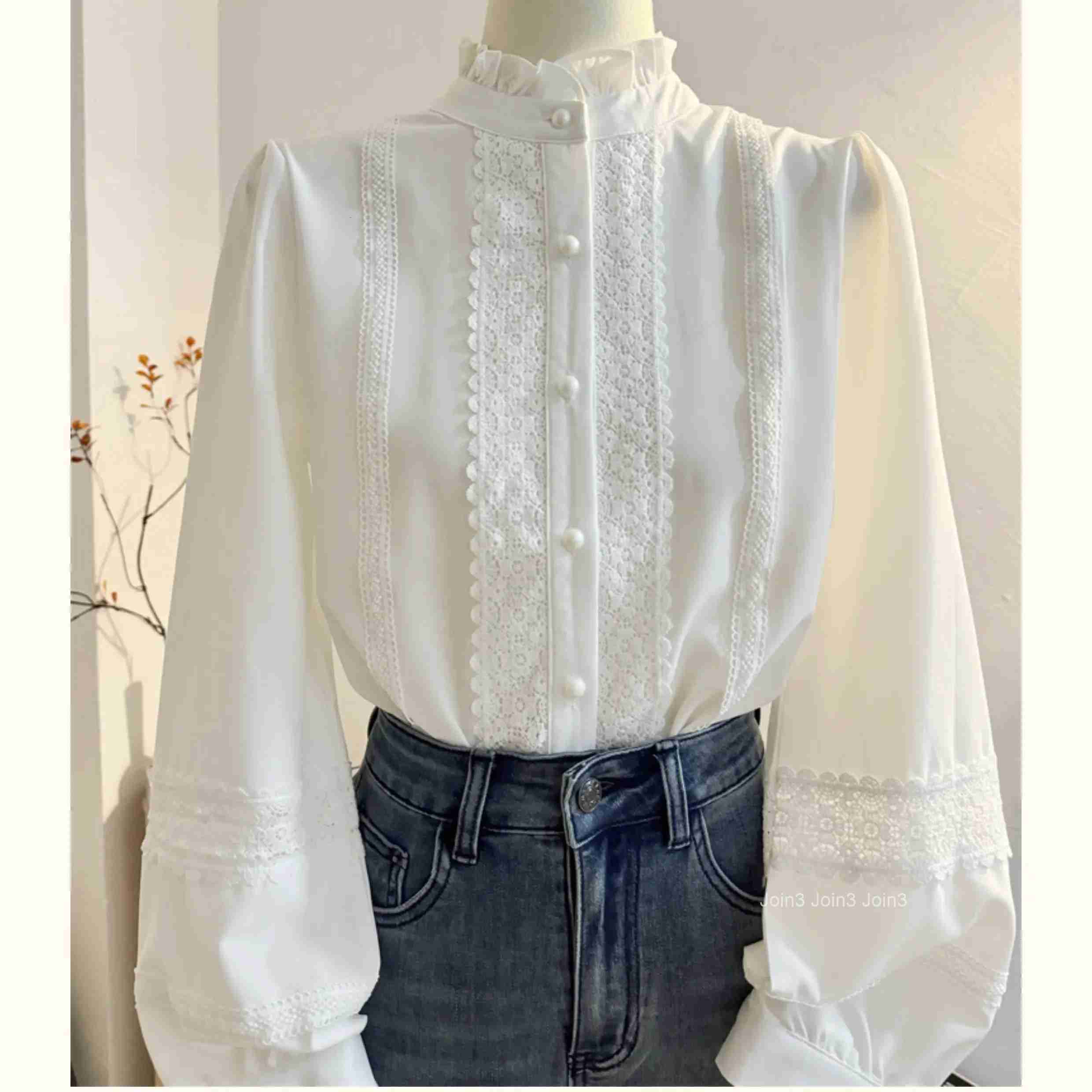 Temperament Lady Tops White Women Blouses Stand Neck Lace Ruffles Shirts 2025 Blusas Mujer De Moda Lantern Sleeve Vintage Blouse
