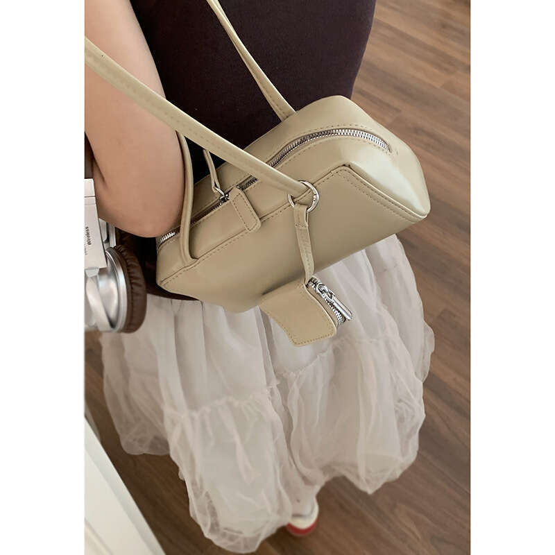 Niche designer bag Underarm for Women 2024 New Simple Handheld Bowling Versatile Shoulder Commuter Bag