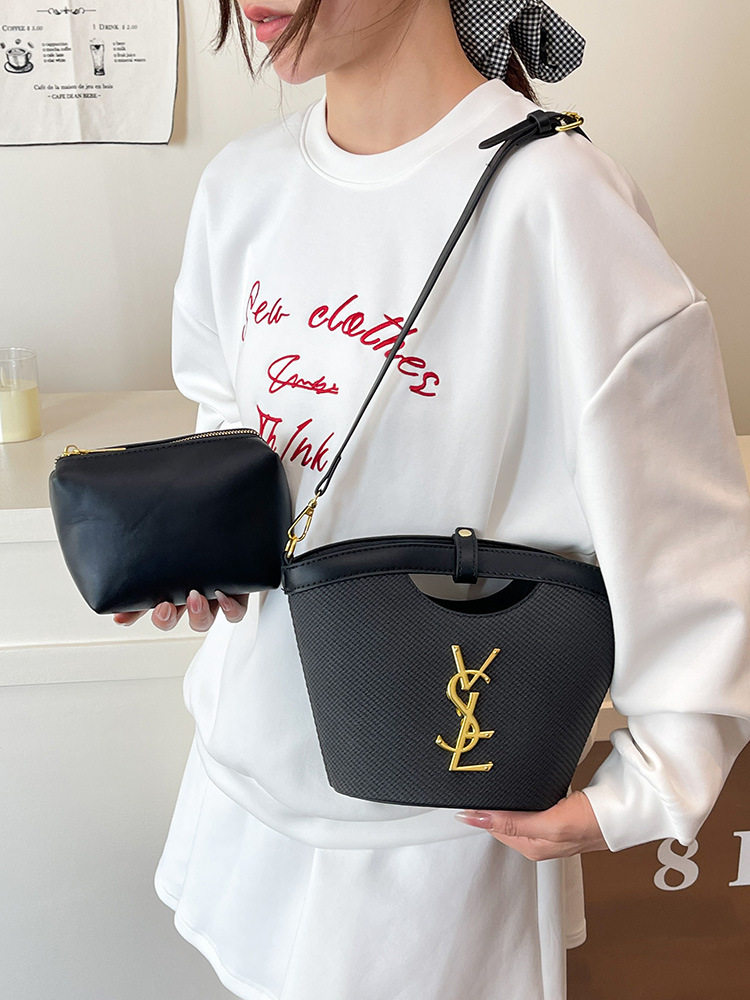 Designer clothing 2025 new Spliced woven pattern women's bag Trendy and Luxurious Single - shoulder Bucket Bag
