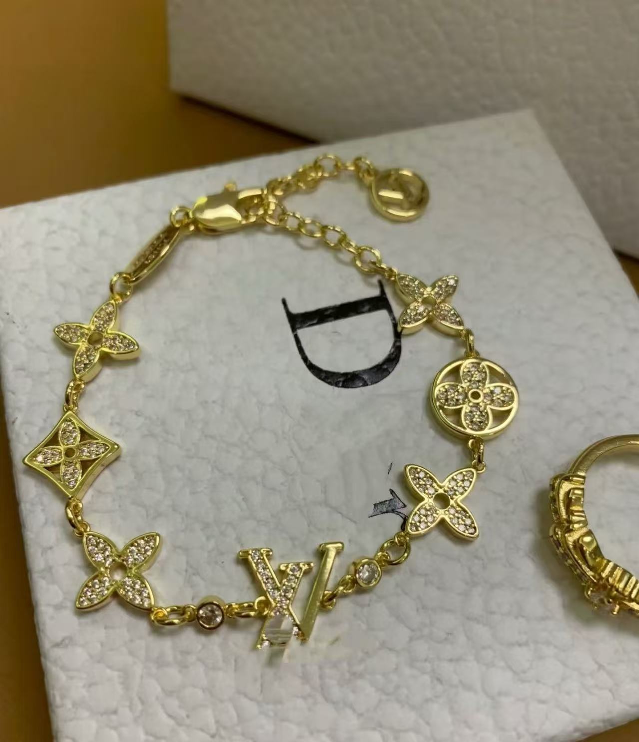 Classic Fashion Women's Designer Charm Leaf Gold Bracelet Luxury Brand VL Bracelet Elegant Wedding Christmas Birthday Gift Box for women girl