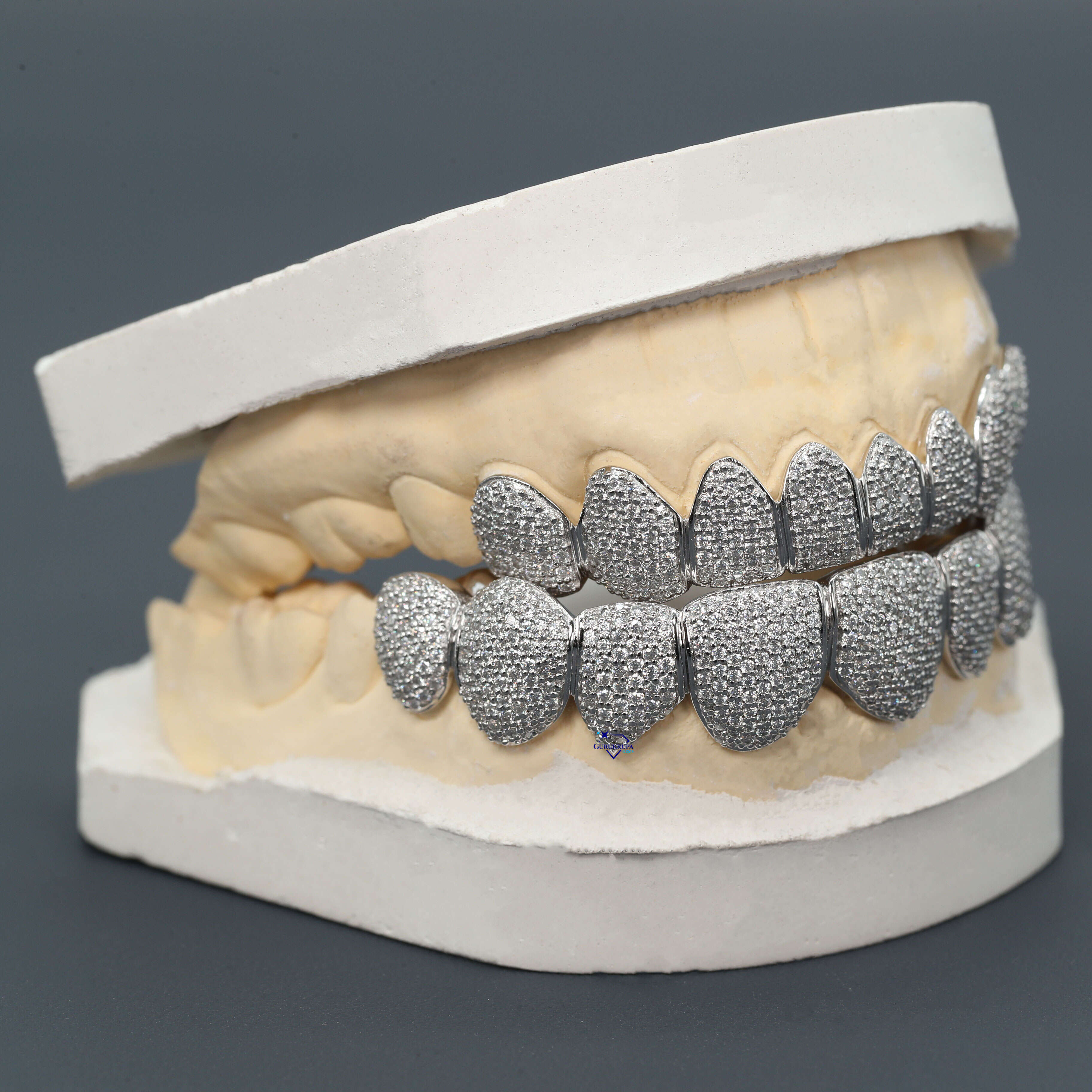 Fully Moissanite Round Brilliant Cut Vvs Clarity Diamond Iced Out Hip Hop Luxurious Custom Grills in 14 Kt White Gold