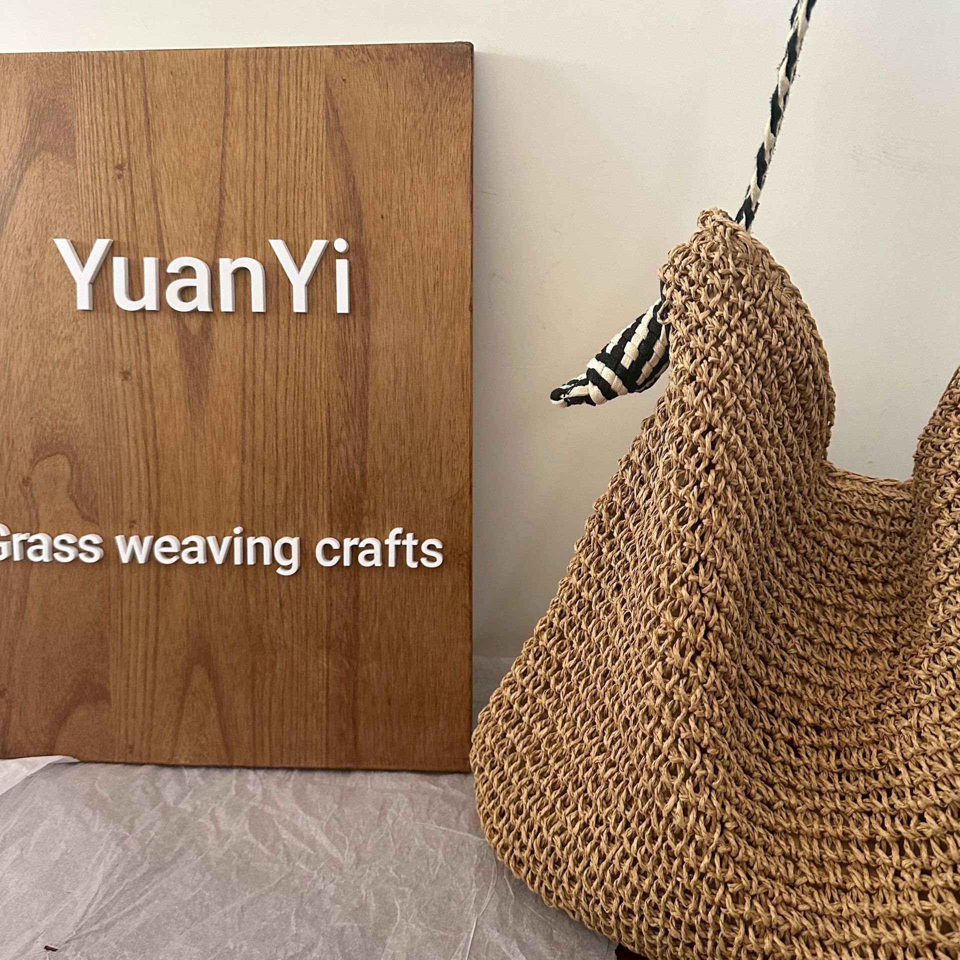 Free Shipping Women's Straw Woven Handbag Fashion Casual Handmade Shoulder Bag Women's Luxury Niche Fashion Crossbody Bag Vacation Beach Bag