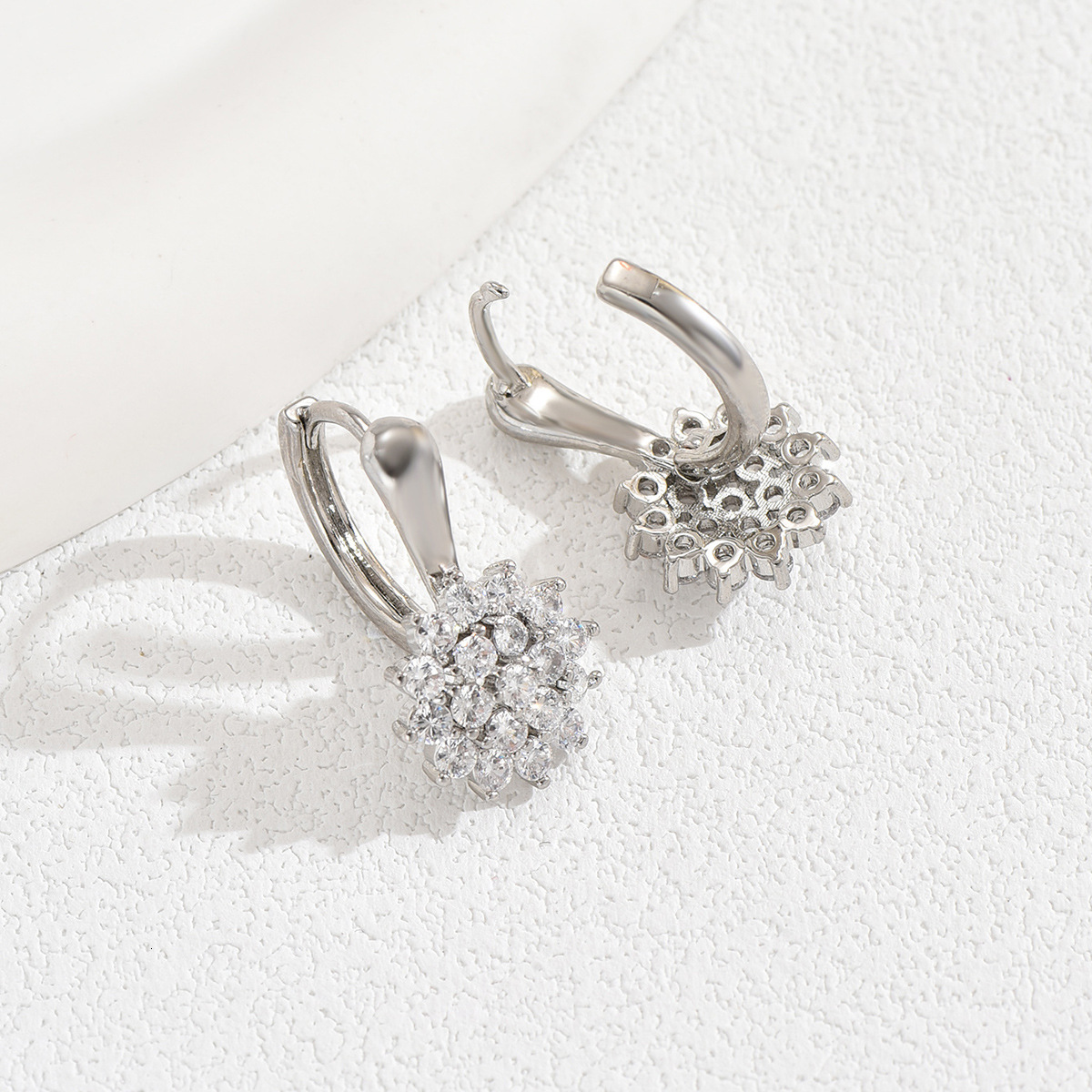 Fashion Moissanite Style For Women With Zircon Inlay Suower Snowflake Earrings Light High-End Sense Ear Jewelry