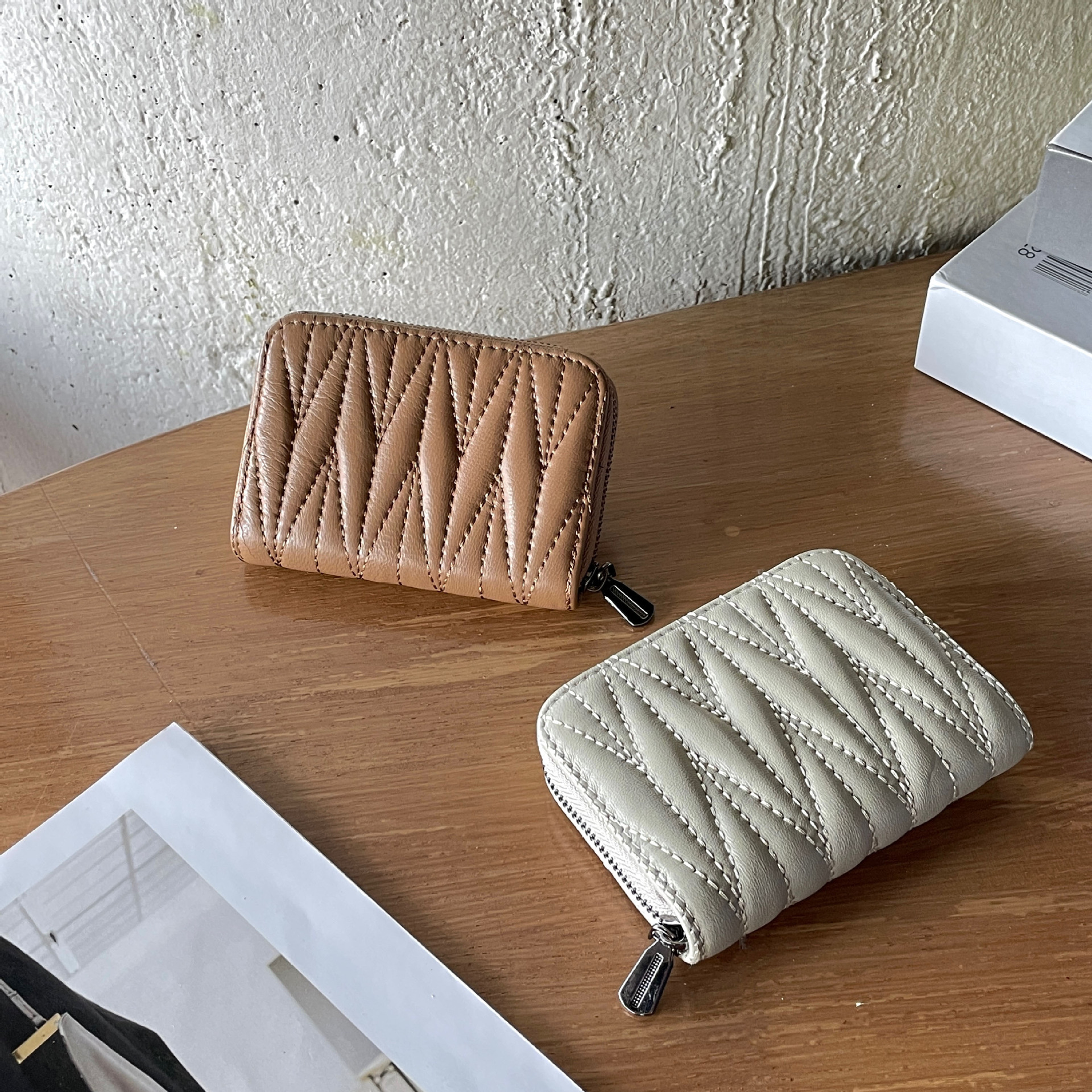Free Shipping Designer Purses For Women Unisex Wallet Women Uxury Wallet Travel Modern Classic Leather Mini Wallet Snap Black Red ID Window Coin Purse